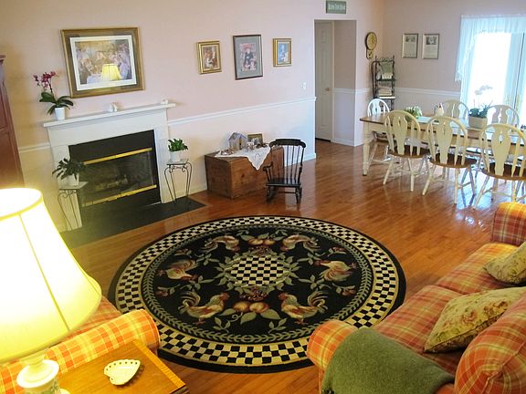 Family Room w/ fireplace