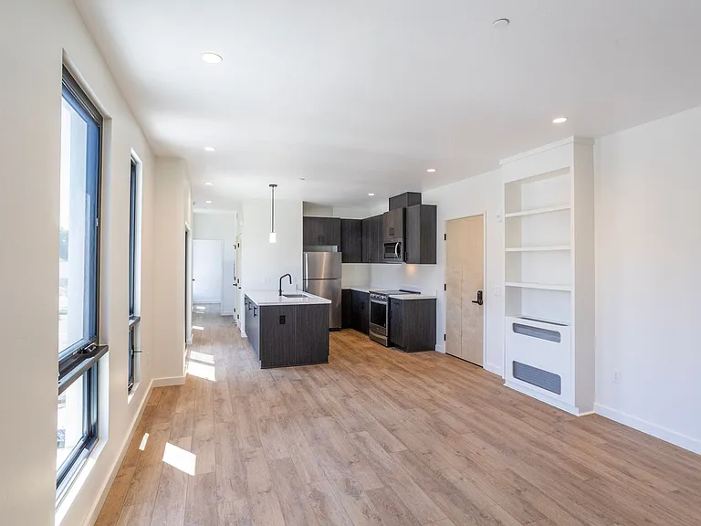 Newly Built Luxury Apartments in San Luis Obispo "Little Italy" — Photo 38