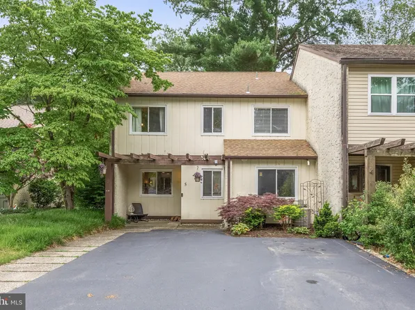 5 Queen Ann Ct, Marlton, NJ 08053