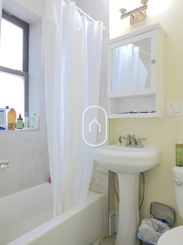 3 bed, 9999 sqft, $3,000 — Photo 4