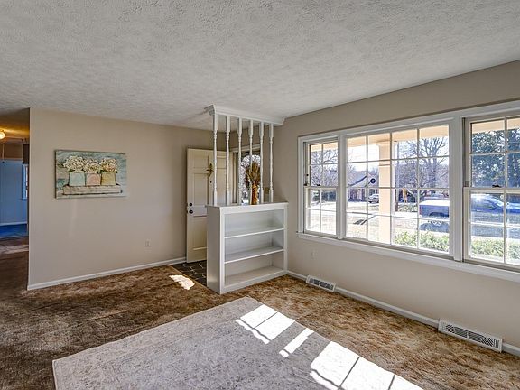 5th image of 217 Maple Hills Dr