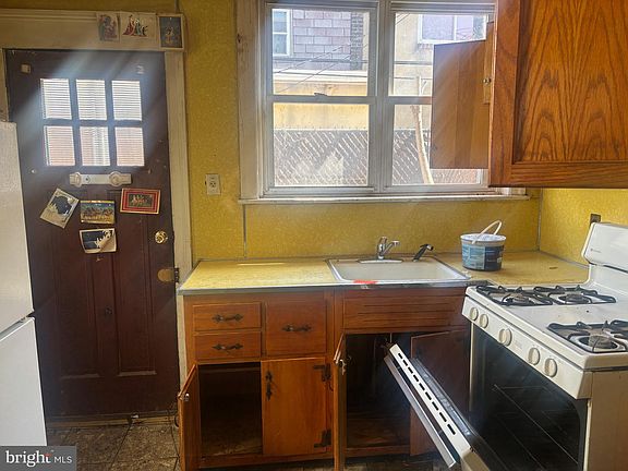 5th image of 2633 S Alder St