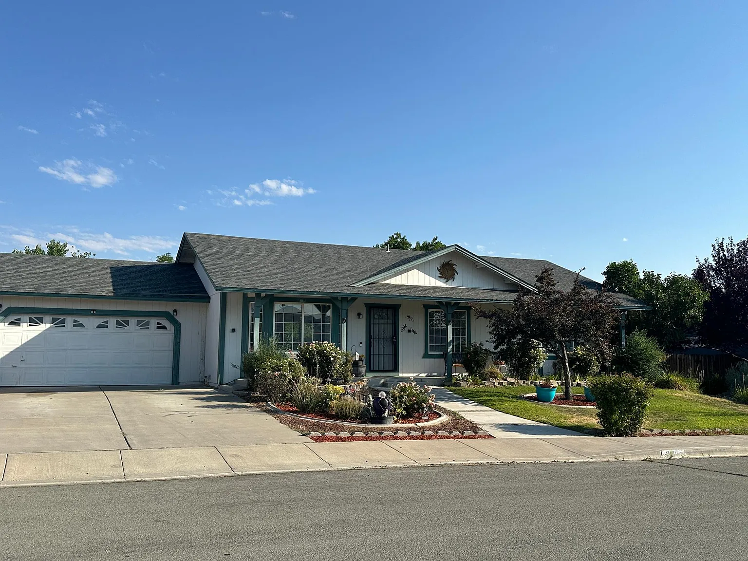 985 Mercedes Dr photo 1