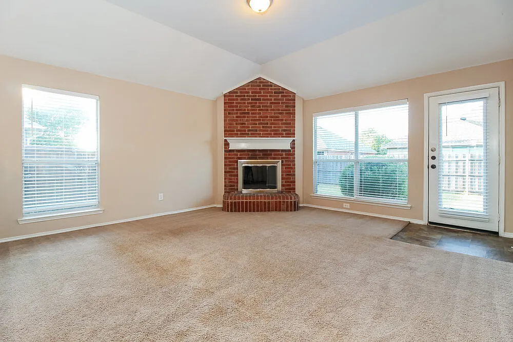 4 bed, 2.0 bath, 1860 sqft, $1,950 — Photo 4