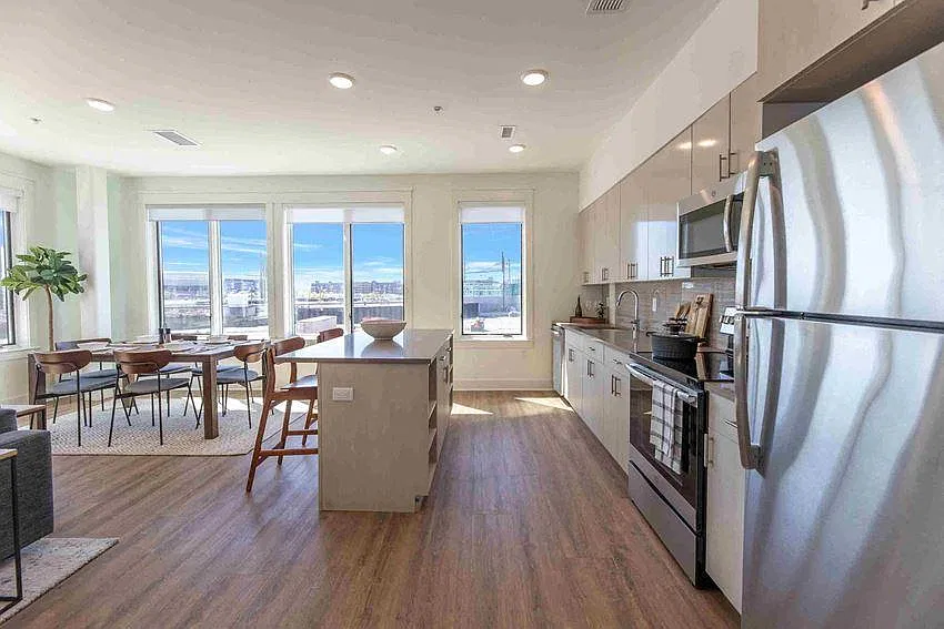 1 bed, 820 sqft, $2,610 — Photo 3