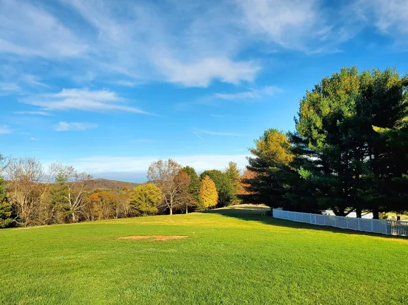 Hall Cir, Lexington, VA 24450