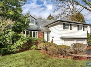 40 Marcotte Ln, Bergenfield, NJ 07621
