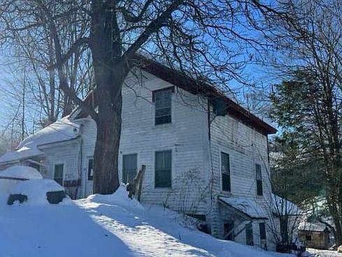 2nd image of 28 Carpenter St