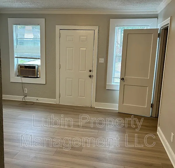 2412 Forest Ave — Photo 2