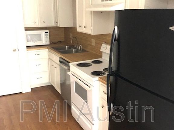 3rd image of 906 N Lbj Dr #1