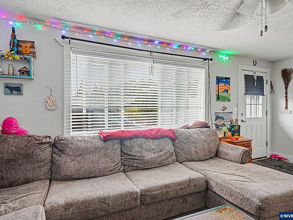 5th image of 243 NW Sunny Dr