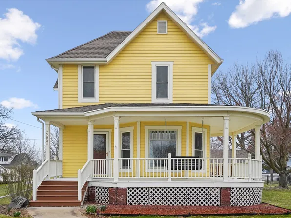 260 NE Maple Ave, Earlham, IA 50072
