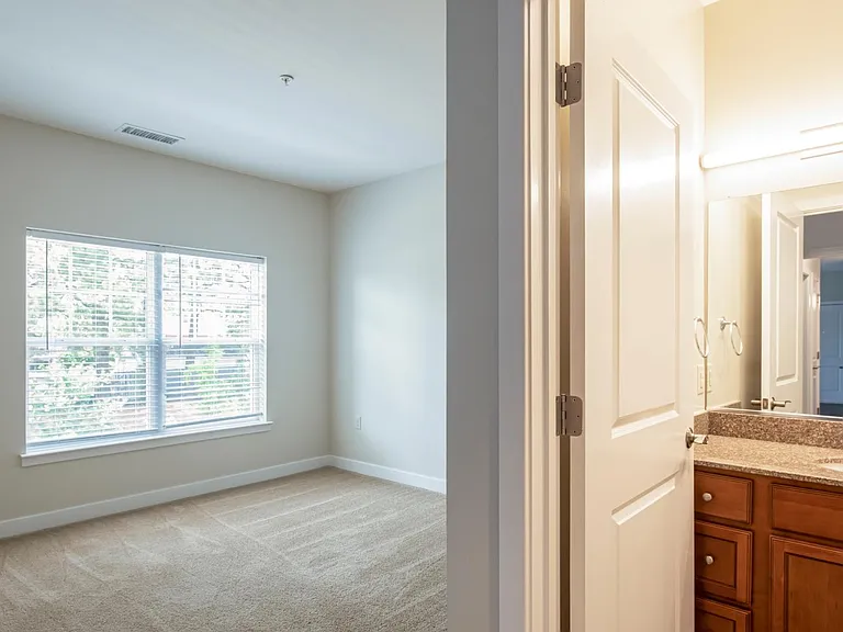 Valor Apartment Homes — Photo 36