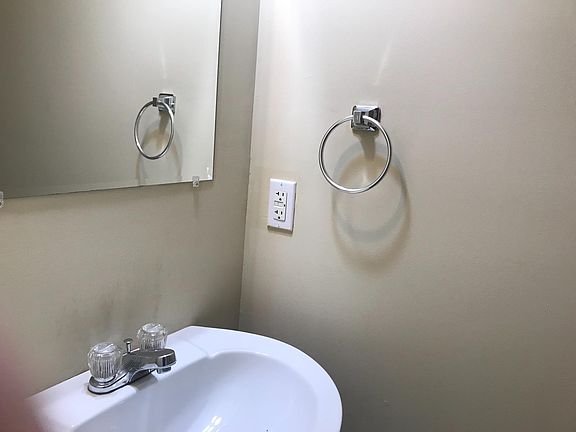 4th image of 802 Middle St #1