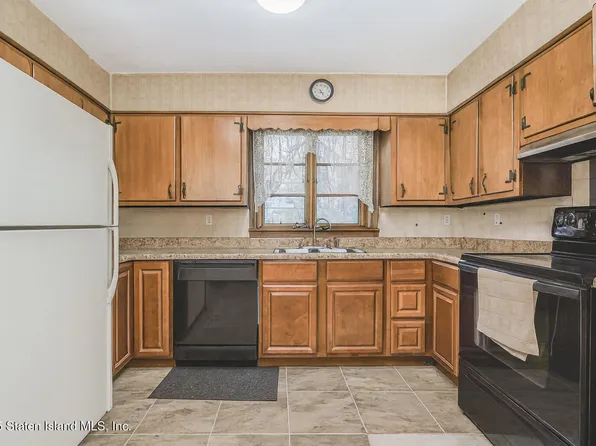 35 Shawnee Street image 10 of 24