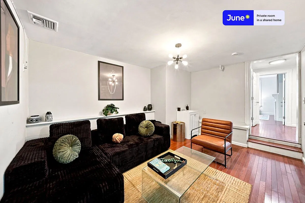 Queen bedroom in 7 bed/2 bath home in Allston #834 D — Photo 3