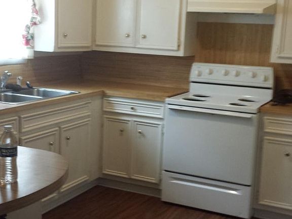 Large kitchen with bar and dinning area