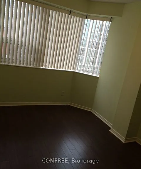 393 King St W #807 — Photo 2