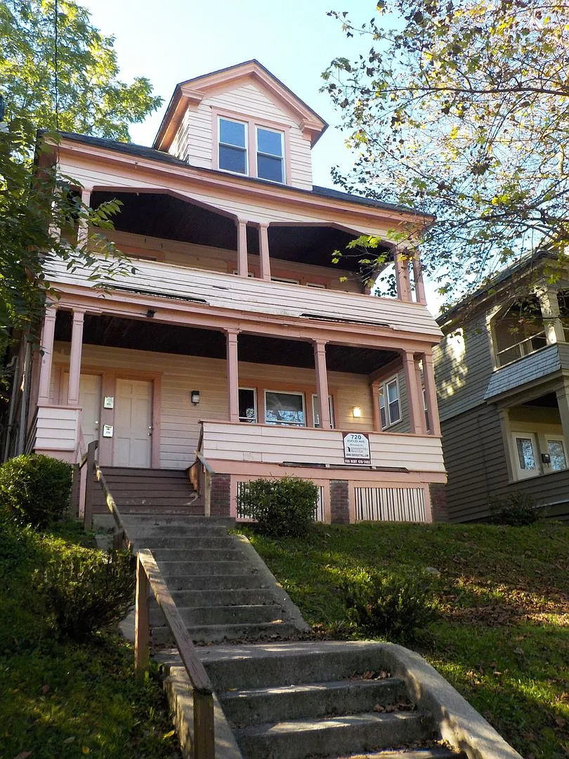 720 Euclid Ave - Available 7/1/27 - 3 Bedroom Apartment Close To Campus — Photo 2