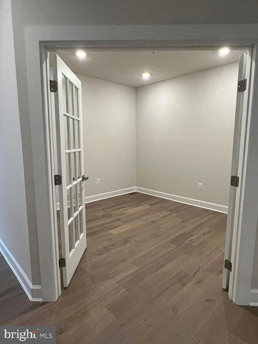 4 bed, 3.5 bath, 4300 sqft, $5,300 — Photo 3