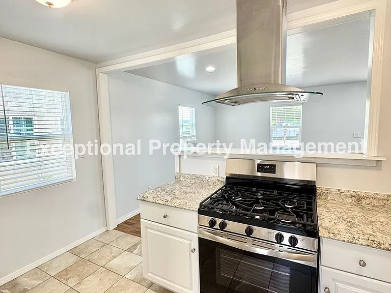 920 N Western Ave — Photo 5