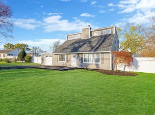 23 Chapman Pl, Bay Shore, NY 11706