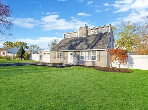 23 Chapman Place, Bay Shore, NY 11706