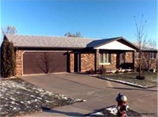 4887 Ambassador Ct, Dubuque, IA 52002