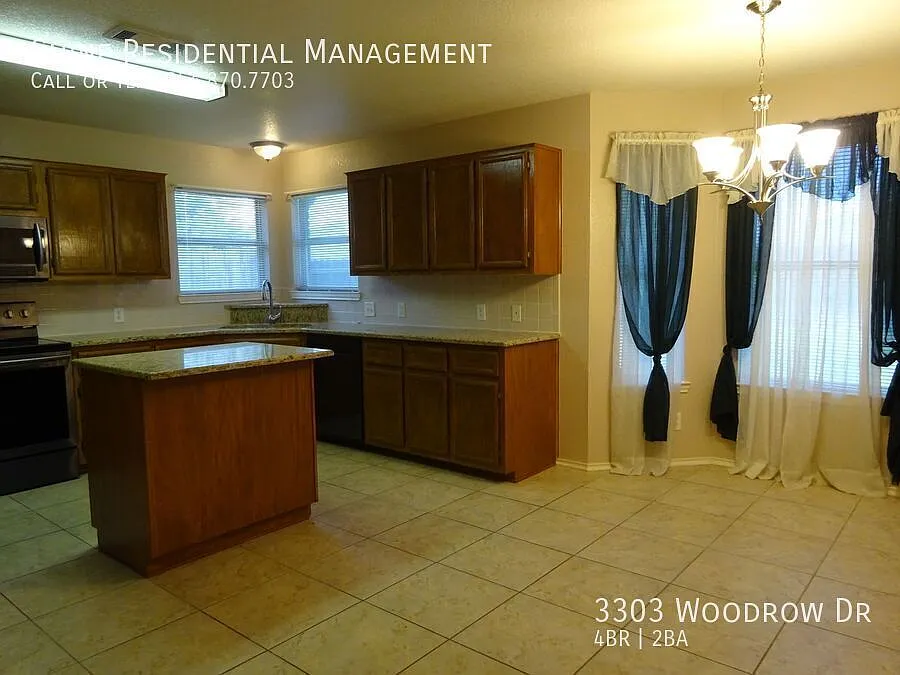 Well kept home close to shopping — Photo 4