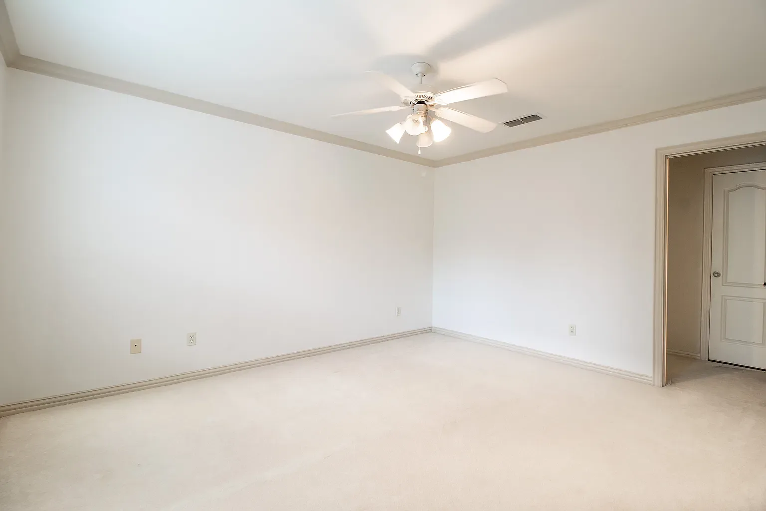 4 bed, 2.5 bath, 3010 sqft, $3,295 — Photo 2