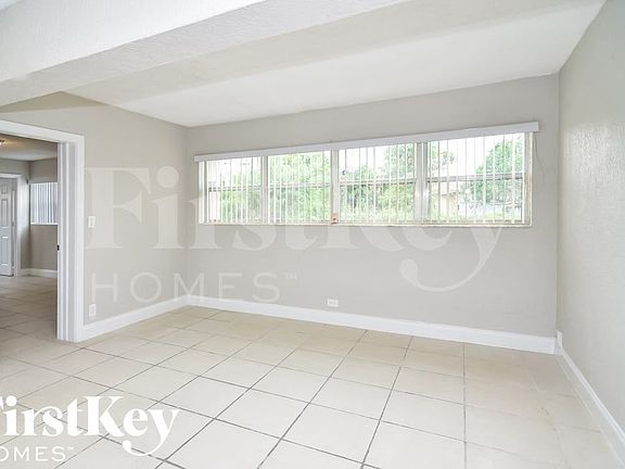 4th image of 559 W Campus Cir