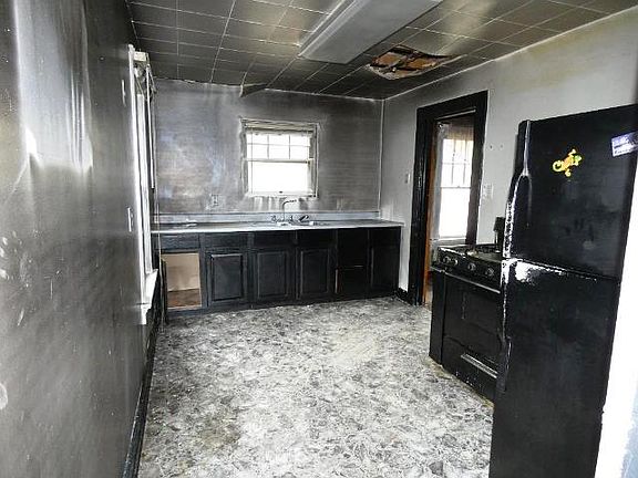 3rd image of 917 W Hillcrest Ave