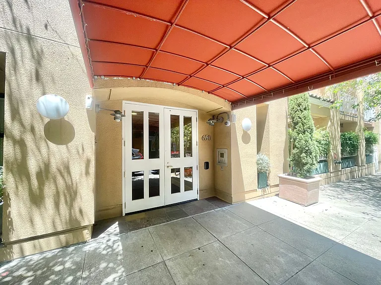 650 Chestnut St #104 — Photo 29