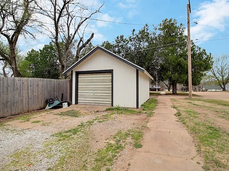 635 N Cedar St — Photo 7