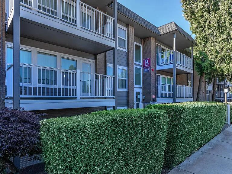 Corinthian Apartments — Photo 18