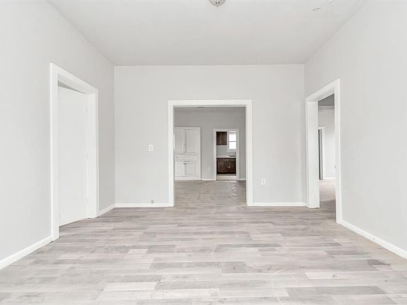 4th image of 2315 Deutser St #1
