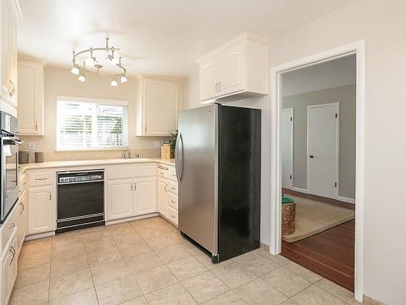 5th image of 412 Shirley Way