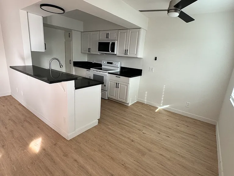 14931 Roscoe Blvd — Photo 16
