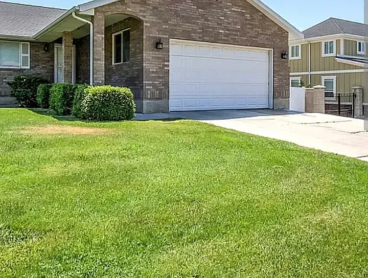 4 bed, 2500 sqft, $1,999 — Photo 3