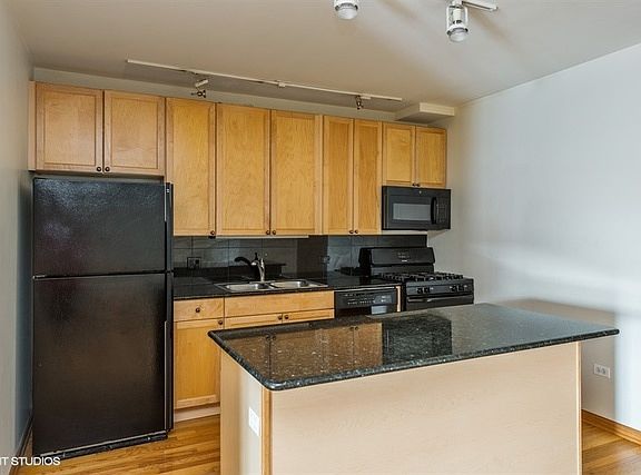 4th image of 3160 N Lincoln Ave Unit 304