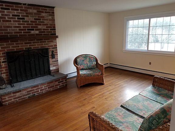 Cozy Living Room w/Fireplace