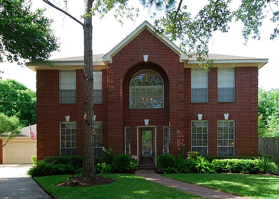 Gorgeous 3 bedroom 2/1 bath located in Plantation Creek zoned to exemplary schools!