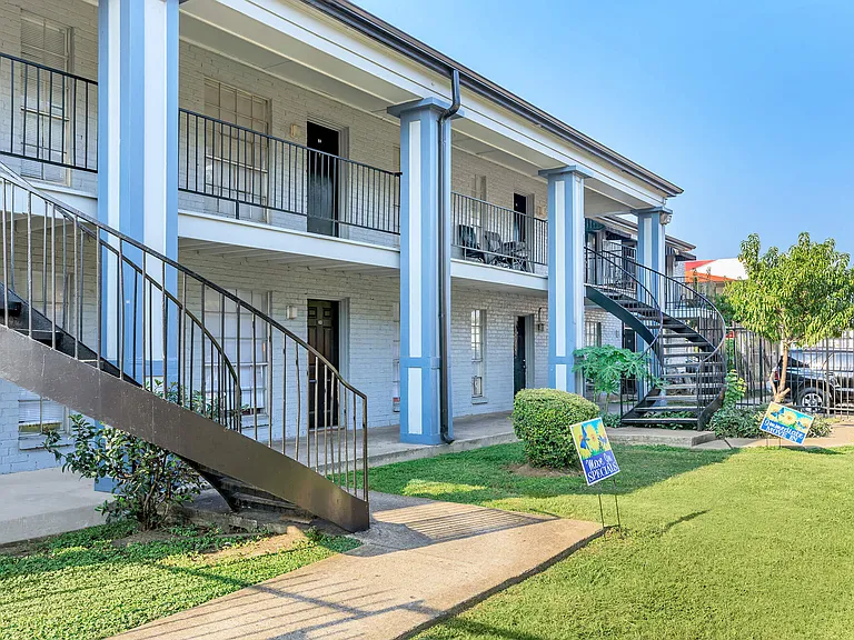 Colonial Woods Apts — Photo 11