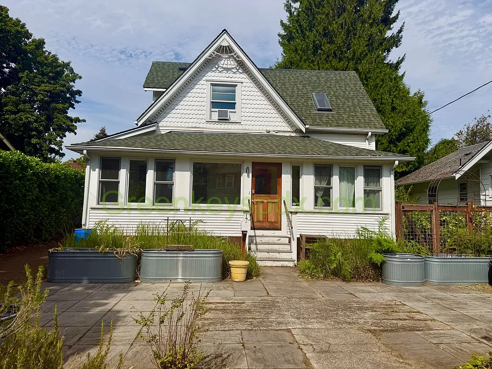1733 N Alberta St