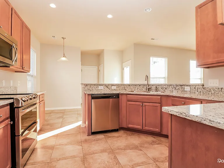 193 Avonshire Dr — Photo 4
