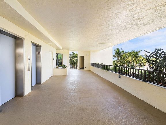 5th image of 221 NE Plantation Road #316
