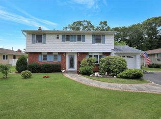 128 Hobart St, East Islip, NY 11730