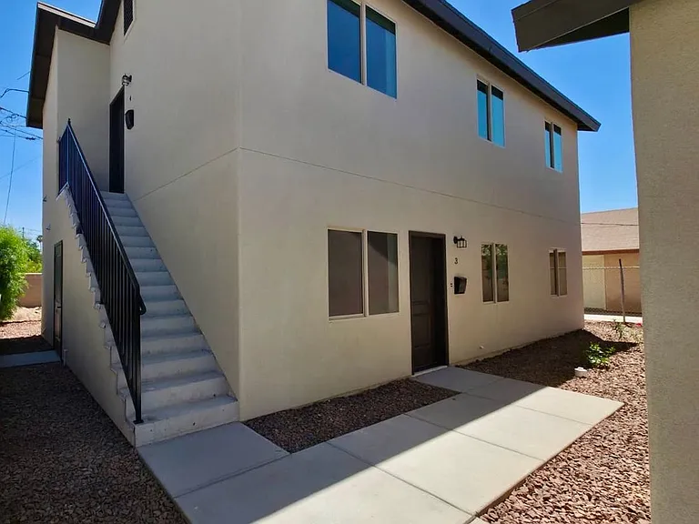 347 E George St — Photo 2