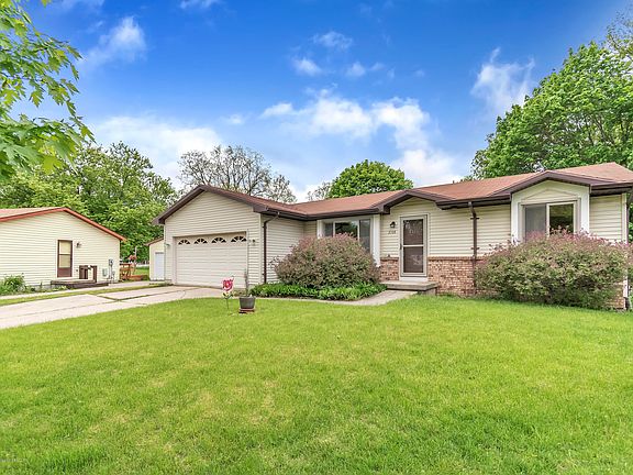 3rd image of 2108 Desoto Dr