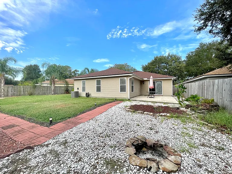 519 Chancellor Dr E — Photo 8